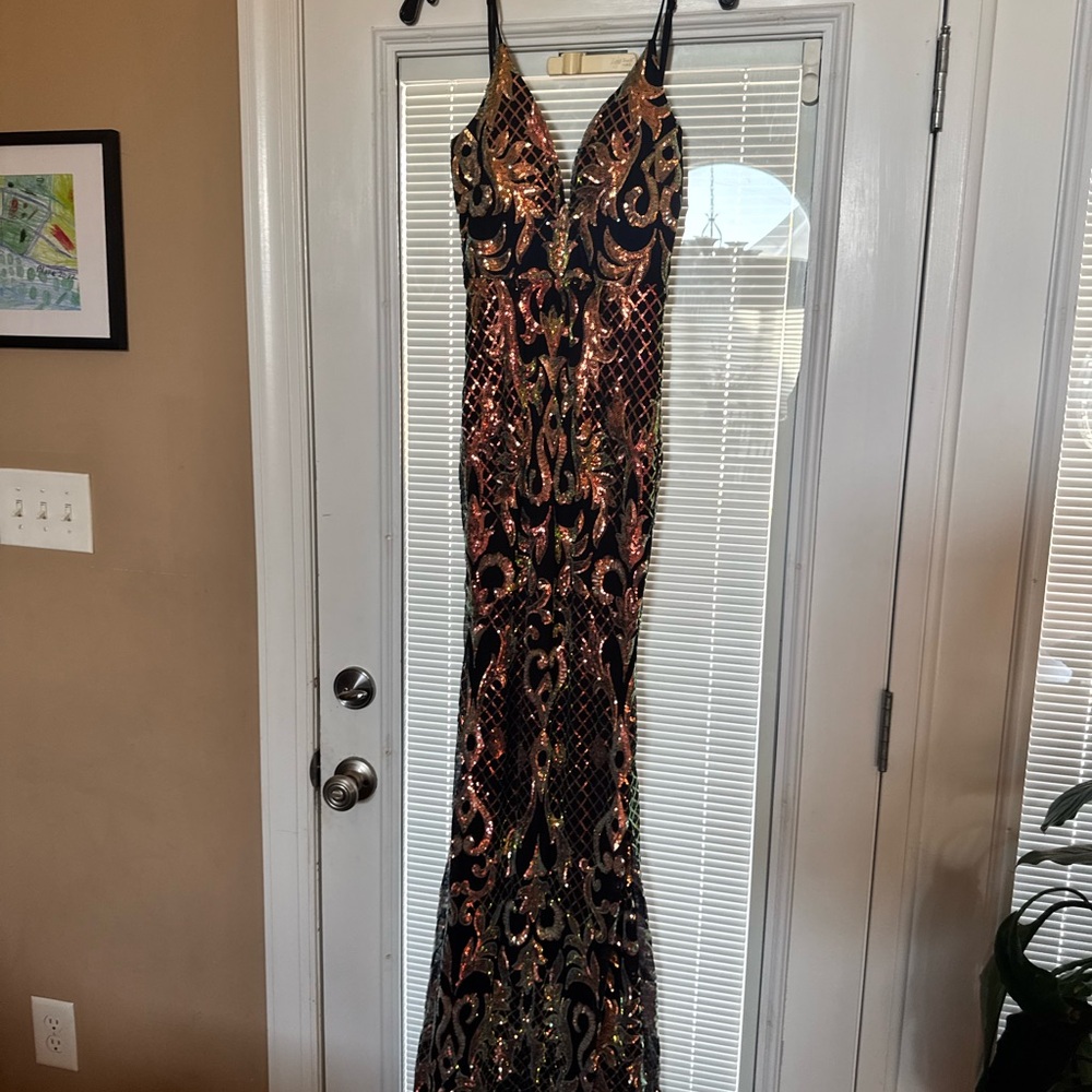 Black and Red Sleeveless Gown with Spaghetti Straps for Prom
